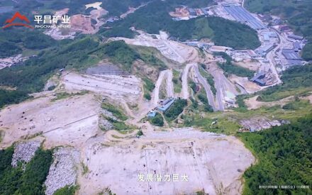 Manche Firmen in China sind riesig. Die Bilder sind Screenshots aus einem Video von Pingchang Mining, das zu den Best-Practice-Unternehmen zählt. Das Abbaugebiet im Vordergrund misst 3,76 km². Im Hintergrund die Verarbeitung.