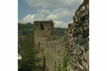 Teil der Stadtmauer von Oberwesel. Blick auf den Ochsenturm (vorne).
