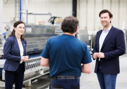 Das neue Vorstandsteam (links: Christin Bergmann, rechts: Oliver Schleich) im Gespräch mit einem Produktionsmitarbeiter.