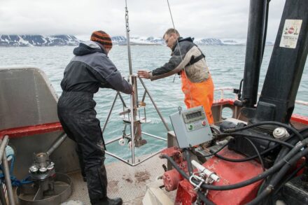 Erstautorin Katja Laufer-Meiser (links) nimmt zusammen mit Hans Røy vom Center for Geomicrobiology Aarhus, Dänemark in einem Fjord in Spitzbergen Sedimentproben für die jetzt erschienene Studie. Foto: Bo Barker Jørgensen