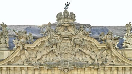 Fürstbischöfliches Wappen mit Kaiserkrone über dem Haupteingang der Residenz Würzburg.