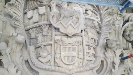 Wappen, Zustand vor Restaurierung.