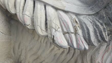 Wappen, Detail einer Schadstelle.
