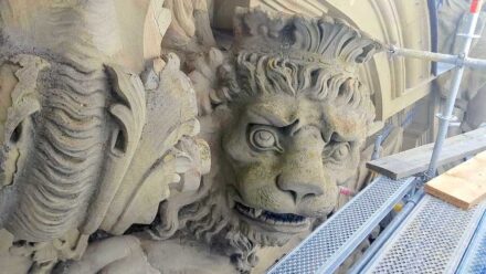Wappen, Zustand vor Restaurierung.