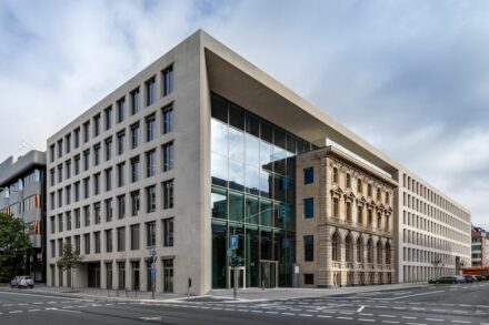 Fürst & Friedrich office and commercial building in Düsseldorf, Germany, modern part clad in Mainsandstein, weiß-grau.