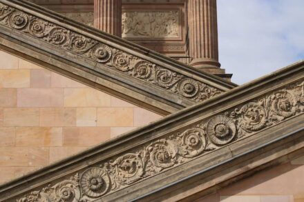 Ornamente am Zugang zur Alten Nationalgalerie auf der Museumsinsel in Berlin-Mitte.