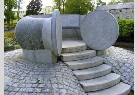 Fred Conlon: “Caiseal dÓir“, Kilkenny limestone. Inspired by the prehistoric structures and artefacts of the region. Symbolises the gold gorget from the ‘Great Clare Find’, a hoard of Celtic gold artefacts from 700BC discovered in 1854.