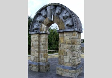 Seamus Dunbar and Niall Walsh: “Roscrea Arch“. Sandstone and limestone arch incorporating carved figurative animal and human heads.