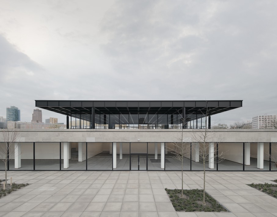 Blick vom Skulpturengarten auf das Gebäude davor. Foto: Simon Menges / Büro David Chipperfield