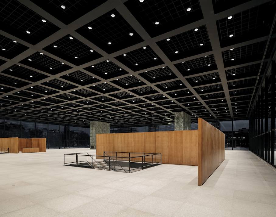 Die obere Ausstellungshalle mit Epprechtsteiner Granit auf dem Boden. Die Treppen führen zu den Ausstellungsräumen im Untergeschoss. Foto: Simon Menges / Büro Chipperfield
