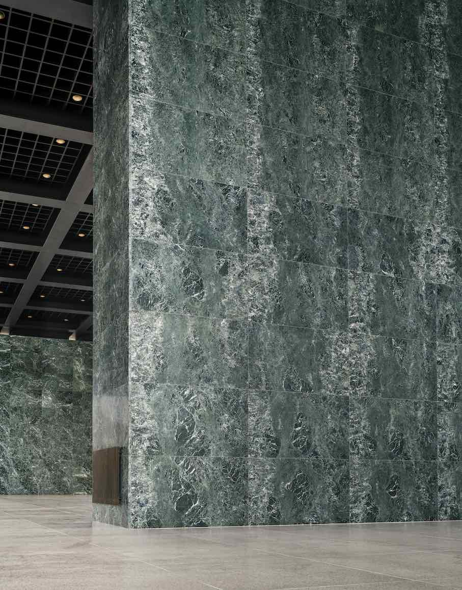 Die beiden Versorgungsschächte sind mit Tinos Marmor verkleidet. Foto: Simon Menges / Büro David Chipperfield