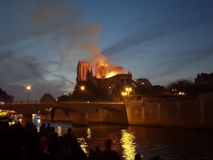 The fire on April 15, 2019 at 9:21 pm. Photo: Baidax / <a href="https://commons.wikimedia.org/"target="_blank">Wikimedia Commons</a>, <a href=" https://en.wikipedia.org/wiki/Creative_Commons_license"target="_blank">Creative Commons License</a>