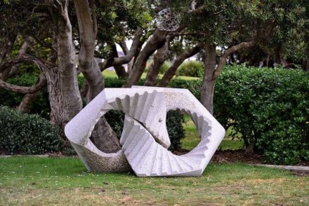 Keizo Ushio, ‘Oushi Zokei Hexagonal (2014)’, Sculpture by the Sea, Bondi 2015. Photo: Clyde Yee
