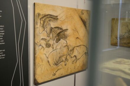 Die Ausstellung „Von Tieren, Menschen und anderen Wesen“ zeigt Repliken von realer Höhlenmalerei.