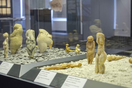 In der Ausstellung „Von Tieren, Menschen und anderen Wesen“ sind zahlreiche Repliken kleiner Figuren von Menschen, vornehmlich Frauen, zu sehen.
