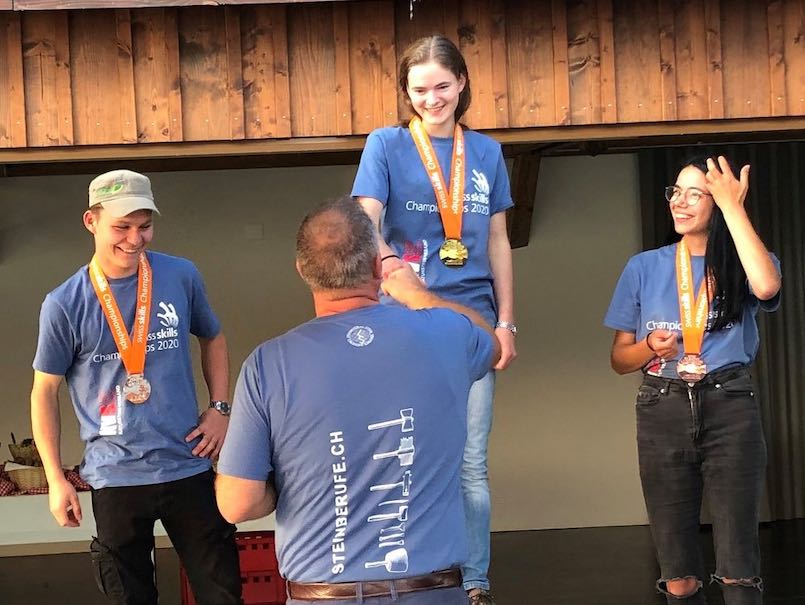 Marlena Senne hat den Schweizer Wettbewerb SwissSkills bei den Steinmetzen gewonnen und wird ihr Land bei den EuroSkills in St. Petersburg 2023 vertreten