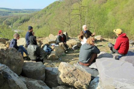 Das Bauteam der Geologischen Mauer. Camille Ek erklärt gerade etwas.