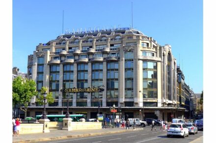 La Samaritaine (Magasin 2) vom Pont Neuf aus gesehen (2011). Foto: Mbzt / <a href="https://commons.wikimedia.org/"target="_blank">Wikimedia Commons</a>, <a href=" https://en.wikipedia.org/wiki/Creative_Commons_license"target="_blank">Creative Commons License</a>