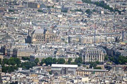 Die Kirche Saint-Eustache (Mitte) und La Samaritaine (rechts), vom Tour Montparnasse aus gesehen (2014). Foto: David MacSpadden / <a href="https://commons.wikimedia.org/"target="_blank">Wikimedia Commons</a>, <a href=" https://en.wikipedia.org/wiki/Creative_Commons_license"target="_blank">Creative Commons License</a>