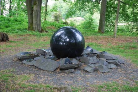 Pål Svensson: “Sprungen“ sculpture. Photo: Bengt Oberger / <a href="https://commons.wikimedia.org/"target="_blank">Wikimedia Commons</a>, <a href=" https://en.wikipedia.org/wiki/Creative_Commons_license"target="_blank">Creative Commons License</a>