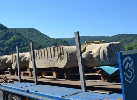 Demontage und Abtransport der 14-t-Skulptur.