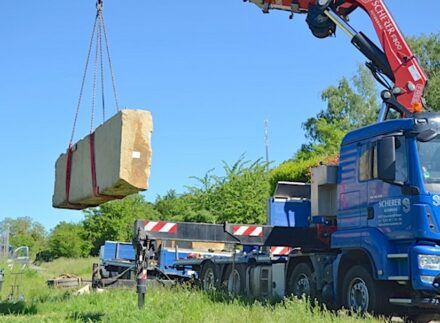 Demontage und Abtransport der 14-t-Skulptur.