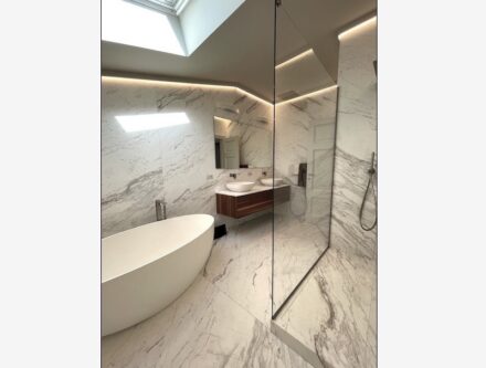 Das bestimmende Material ist hier weißer Ariston-Marmor (Elegant-Finish), mit dem die Wände, der Boden und die Decke verkleidet wurden.