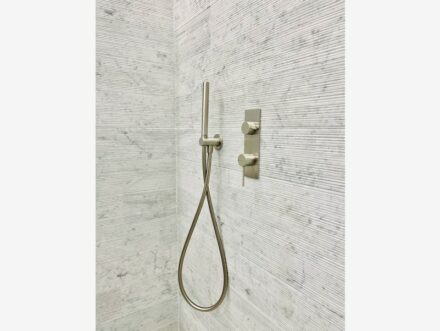 Bei diesem Bad handelt es sich um Bianco Carrara, der für den Boden (Elegant-Finish), die Wände und die Duschwanne (Nilo-Finish) verwendet wurde.