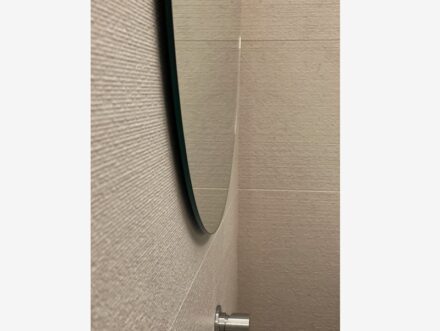 Das gesamte Badezimmer ist mit Moka verkleidet (Wände, Duschwanne mit Danubio-Finish, Boden in Elegant-Finish).