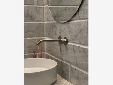 Auch für diese Umgebung wurde der weiße Carrara Marmor gewählt. Für die Wände entschieden wir uns für Fliesen mit Rauteneffekt, während für den Boden, die Wände und die Duschwanne das Elegant-Finish gewählt wurde.