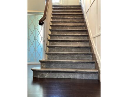 Wunsch des Bauherren war auch, die Treppe mit Naturstein zu gestalten.