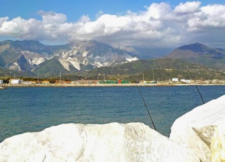 The “White Mountains” of Carrara. Photo: Albarubescens / <a href="https://commons.wikimedia.org/"target="_blank">Wikimedia Commons</a>, <a href=" https://en.wikipedia.org/wiki/Creative_Commons_license"target="_blank">Creative Commons License</a>