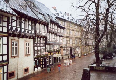 Fachwerkhäuser mit Schieferdeckung am Marktkirchhof in Goslar. Foto: Jörg Blobelt / Wikimedia Commons