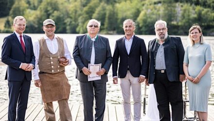(v.l.n.r.) Landeshauptmann Mag. Thomas Stelzer, Bernhard Hasenöhrl, KommR TR Franz Bamberger, LIM Ing. Norbert Kienesberger, Martin Schmeiser, und Cristina Biasetto (Unesco). Foto: Max Mayrhofer, Land Oberösterreich
