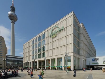 Galeria Kaufhof am Berliner Alexanderplatz. Foto: Taxiarchos228 / Wikimedia Commons