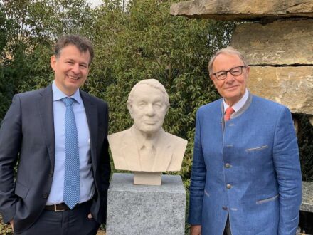 Bust of Joachim Grüter depicted, long-time president of the DNV Natural Stone Association, created via 3D scan and robotic arm. On the left is Hermann Graser, the new president of the association, in whose company the bust was created.
