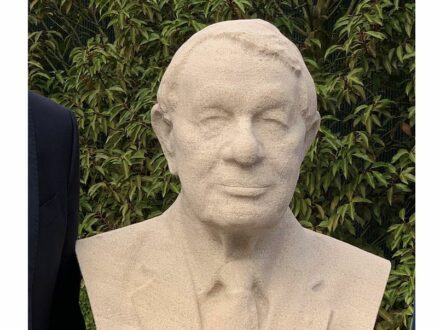 From close up, it is clear that such a bust has only a roughly machined surface as a special design feature.