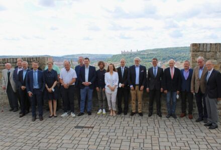 Mitgliederversammlung des DNV 2021: Gruppenbild der Teilnehmer in Präsenz mit Blick auf die Festung Marienberg im Hintergrund.