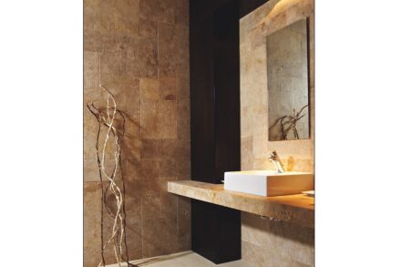 Levantina: travertine Crema Antares.
