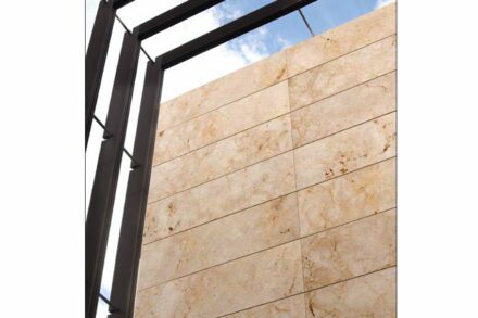 Levantina: travertine Crema Antares.