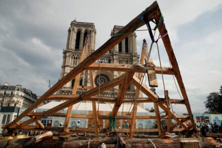 In Paris in front of Notre-Dame, on September 19, 2020, French carpenters showed their skills and those of their predecessors from the Middle Ages. Photo: François Mori / AP