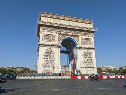 Der Arc de Triomphe wird für Christos Verpackung vorbereitet. Foto vom 03. September 2021. Quelle: Syced / <a href="https://commons.wikimedia.org/"target="_blank">Wikimedia Commons</a>, <a href=" https://en.wikipedia.org/wiki/Creative_Commons_license"target="_blank">Creative Commons License</a>