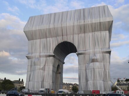 „Arc de Triomphe, wrapped“, Foto vom 16. September, 2021. Quelle: Eric Salard / <a href="https://commons.wikimedia.org/"target="_blank">Wikimedia Commons</a>