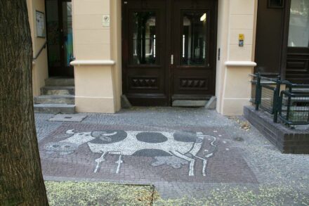 In der Steinmetzstraße in Berlin-Schöneberg erinnert ein Pflastermosaik an die Landwirtschaft, die noch bis in die 1950er Jahre in der Stadt üblich war: dort standen in einem Stall im 2. Hinterhof ehemals Milchkühe und Zuchtbullen, in der Remise im 1. Hof verkaufte die Familie Mendler die Produkte ihrer Mini-Landwirtschaft auch mit Kaninchen, Schweinen und Hühnern. Die Milch wurde nicht pasteurisiert und war deshalb nicht lange haltbar. In den 1970ern wurde die Steinmetzstraße modernisiert und die Melkerei musste weichen.