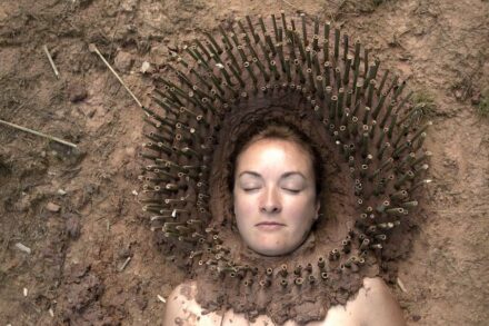 „Clay Forest“ von Reka Szabo (Ungarn), eine Tonarbeit an der Tongrube Reichelsheim-Vierstöck im Odenwald.
