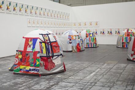 Lucy + Jorge Orta: „Antarctic Village No borders“, 2007, Zelte mit Nationalflaggen auf den Planen. Foto: Silke Briel / Stiftung für Kunst und Kultur, Bonn