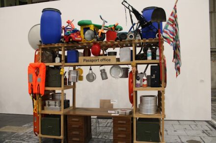 Lucy + Jorge Orta: „Antarctica Passport Office“, eine ironische Sicht der Einreisebehörden in vielen Ländern. Foto: Silke Briel / Stiftung für Kunst und Kultur, Bonn