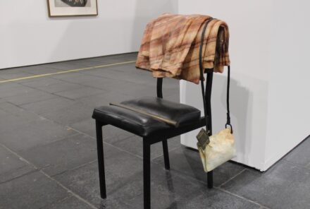 Tatiana Prouvé: „The Guardian“, Onyx als Nachahmung von Stoff.