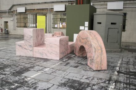 Andreas Angelidakis: „Post-Ruin (Pink), Sitzmodule aus Schaumstoff und Vinyl, die die Besucher umgruppieren können. „Die Ruinen machen deutlich, dass nichts für die Ewigkeit ist. Wir sind aufgefordert, stets auf Neue für Demokratie einzutreten.“ “