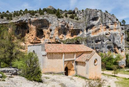 Mancherorts zeigt sich an einer Felswand das Vergehen der Zeit und die Aktivität lange vergangener Generationen. Die Klause des Heiligen Bartholomeus (Ermita de San Bartolomé) im Nationalpark Cañón del Río Lobos, Spanien. Foto: Diego Delso / <a href="https://commons.wikimedia.org/"target="_blank">Wikimedia Commons</a>, <a href=" https://en.wikipedia.org/wiki/Creative_Commons_license"target="_blank">Creative Commons License</a>